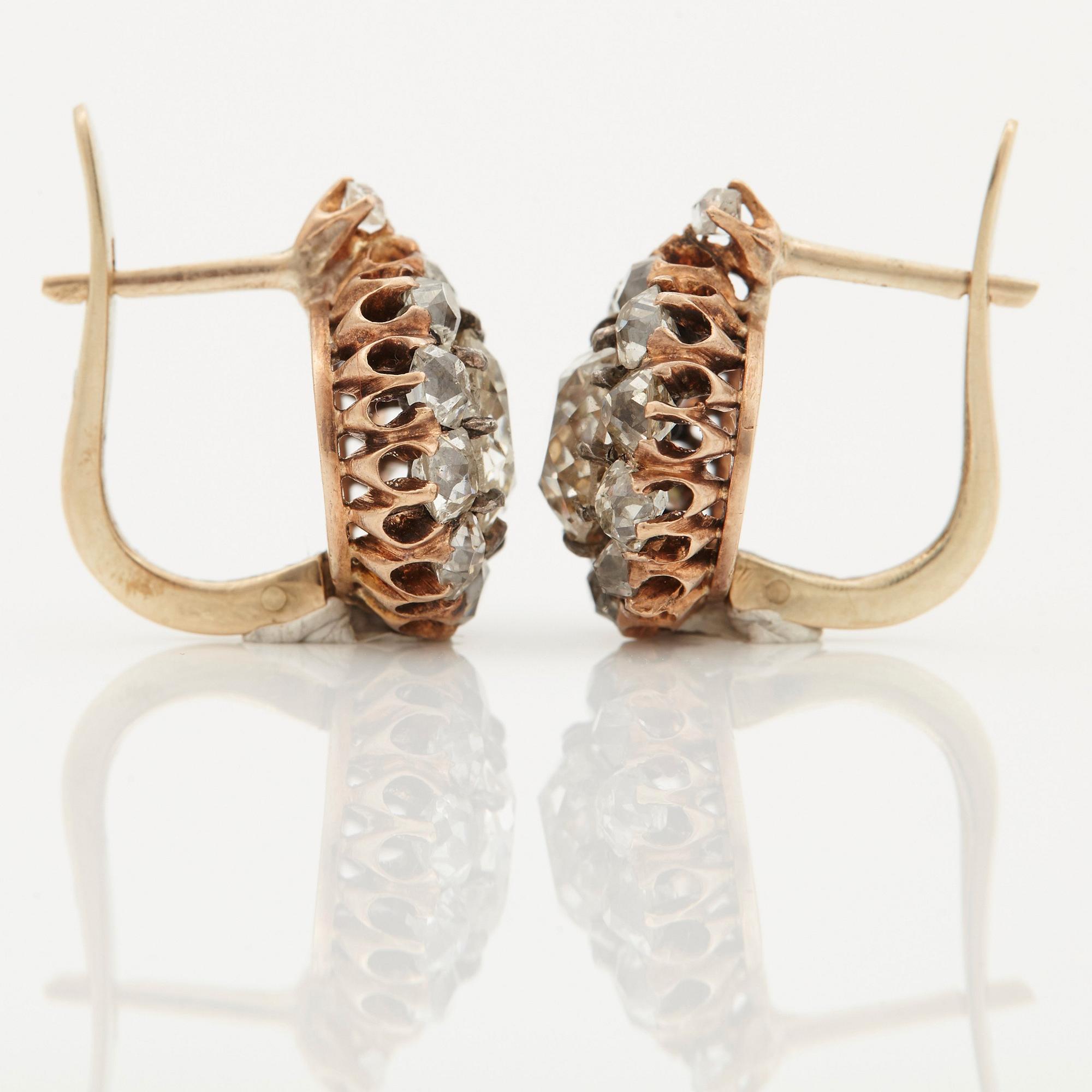 A PAIR OF EARRINGS.