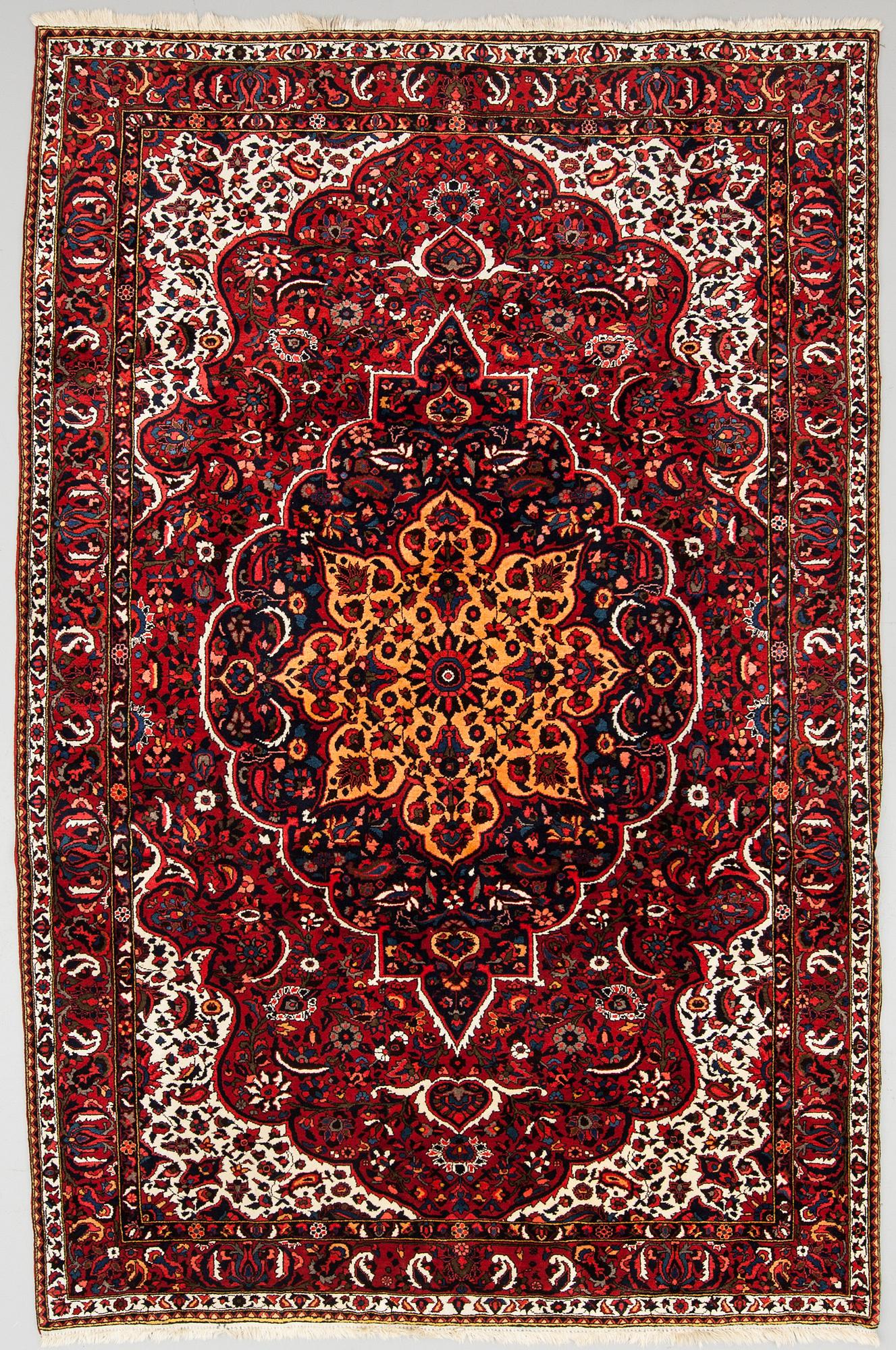 MATTA, Bahktiari, modern tillverkning. Ca 311 x 207 cm.