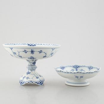 Servisdelar, 29 st, porslin, "Musselmalet", Royal Copenhagen, Danmark.
