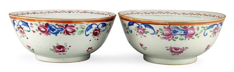 A pair of famille rose bowles, Qing dynasty 19th cent.