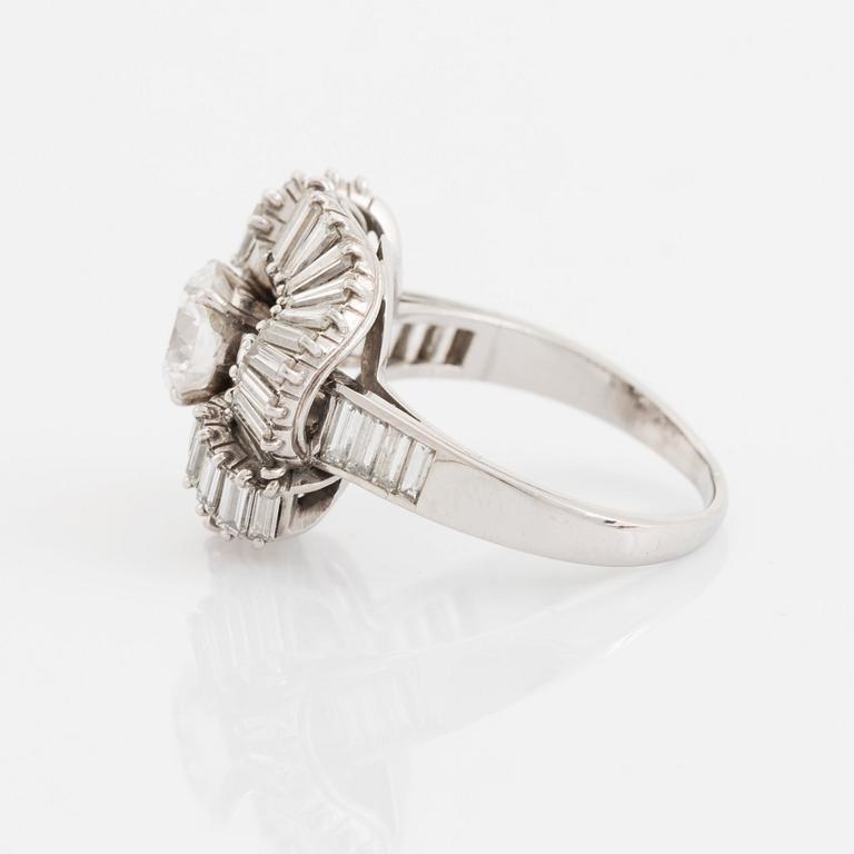 Boucheron ring platina med en rund briljantslipad diamant vikt ca 1.25 ct kvalitet ca H vvs.