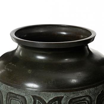 A Chinese bronze urn, late Qing dynasty / early 20th century.