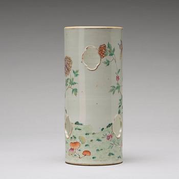 PERUKSTOCK/VAS, porslin. Qingdynastin, omkring 1900.