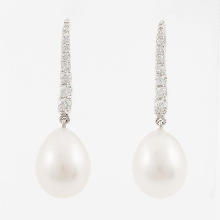 Earrings 18K white gold with cultured drop-shaped pearls and brilliant-cut diamonds.