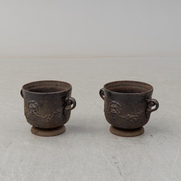 A pair of castiron urns, early 20th century.