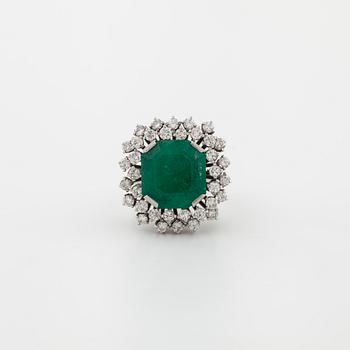 JARL SANDIN, Göteborg, 1975, an emerald and brilliant cut diamond ring.