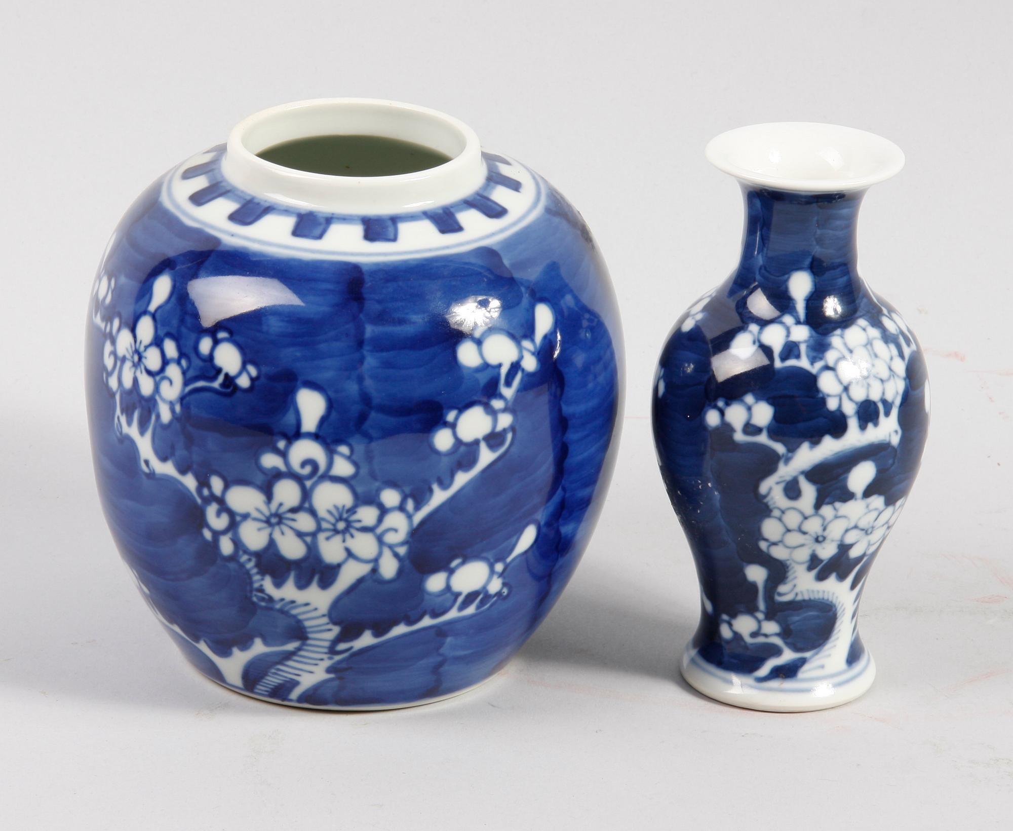 VASER samt BOJANER, 4 delar, porslin, 1800-tal, Kina.