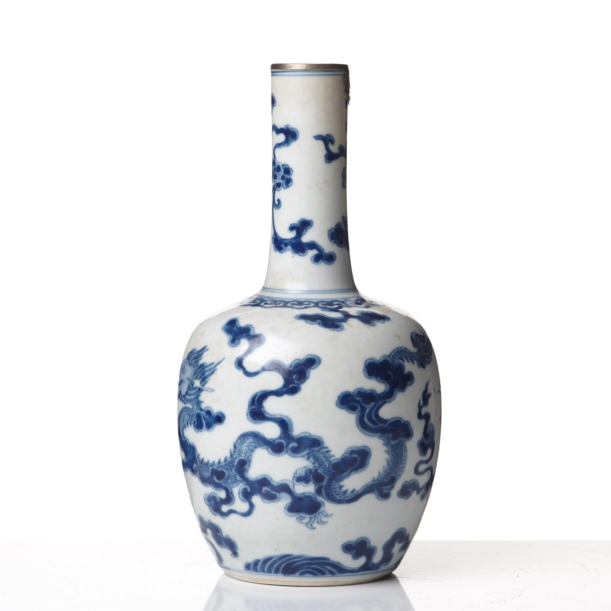 A blue and white vase, Qing dynasty, Kangxi (1662-1722).
