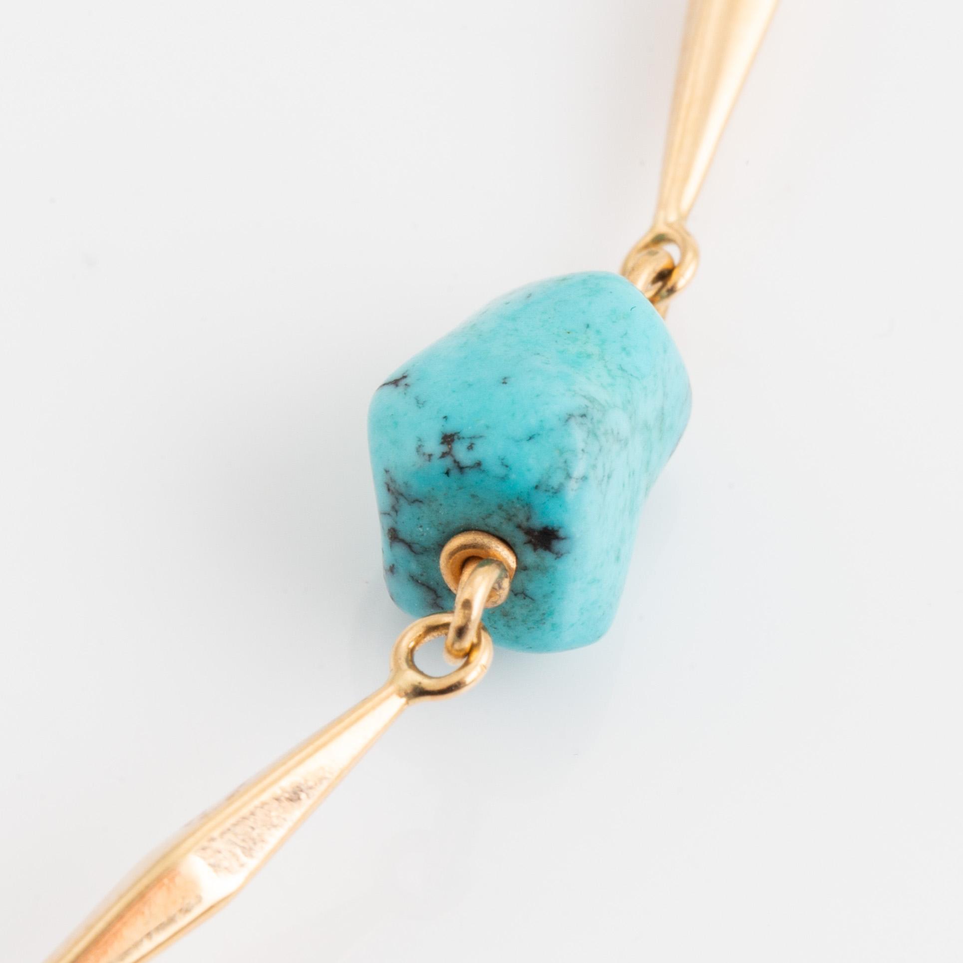 Arvo Saarela, Halscollier stavar i guld och turkoser.