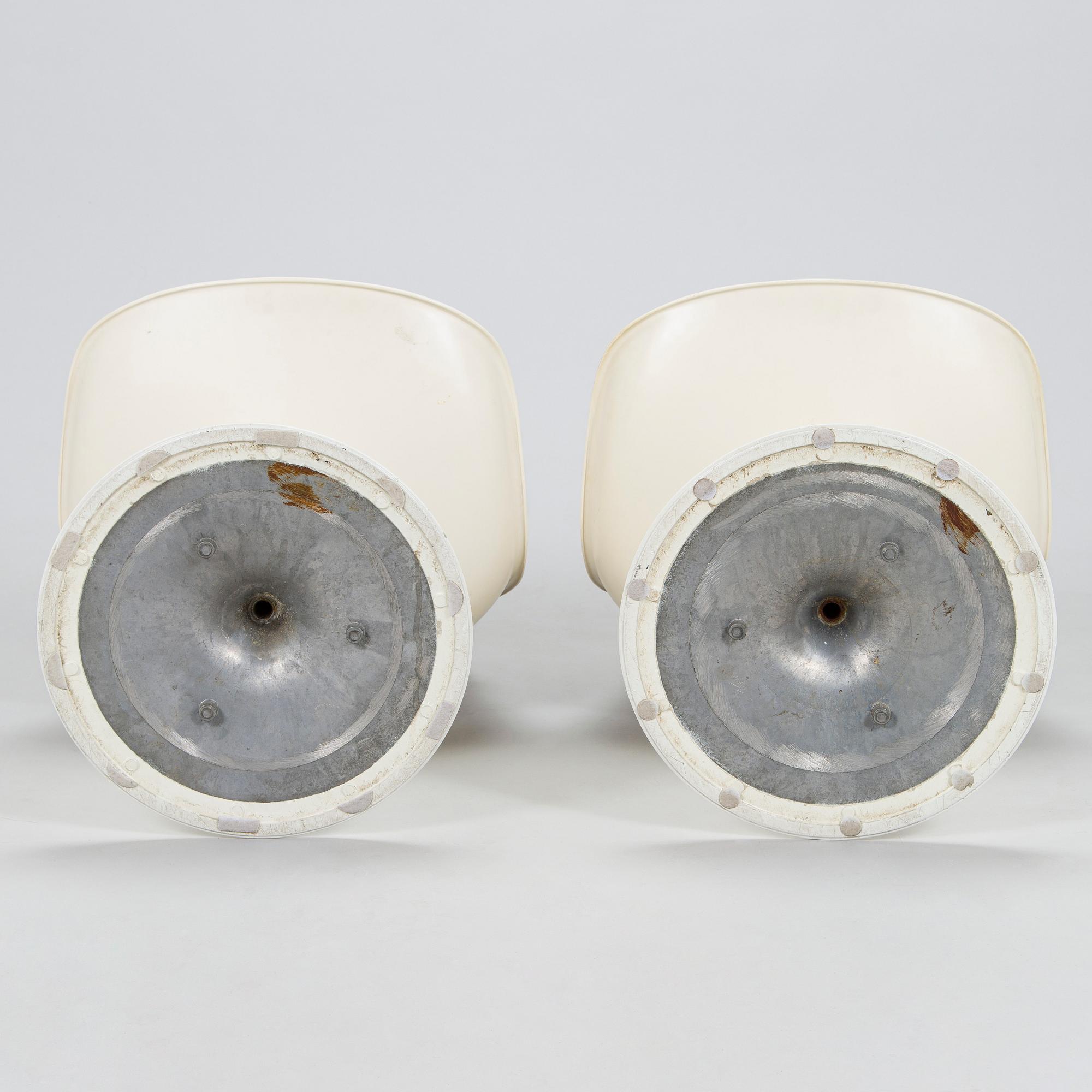 Eero Saarinen, tuoleja, 2 kpl, "Tulppaani", muotoiltu 1955-56, Knoll International.