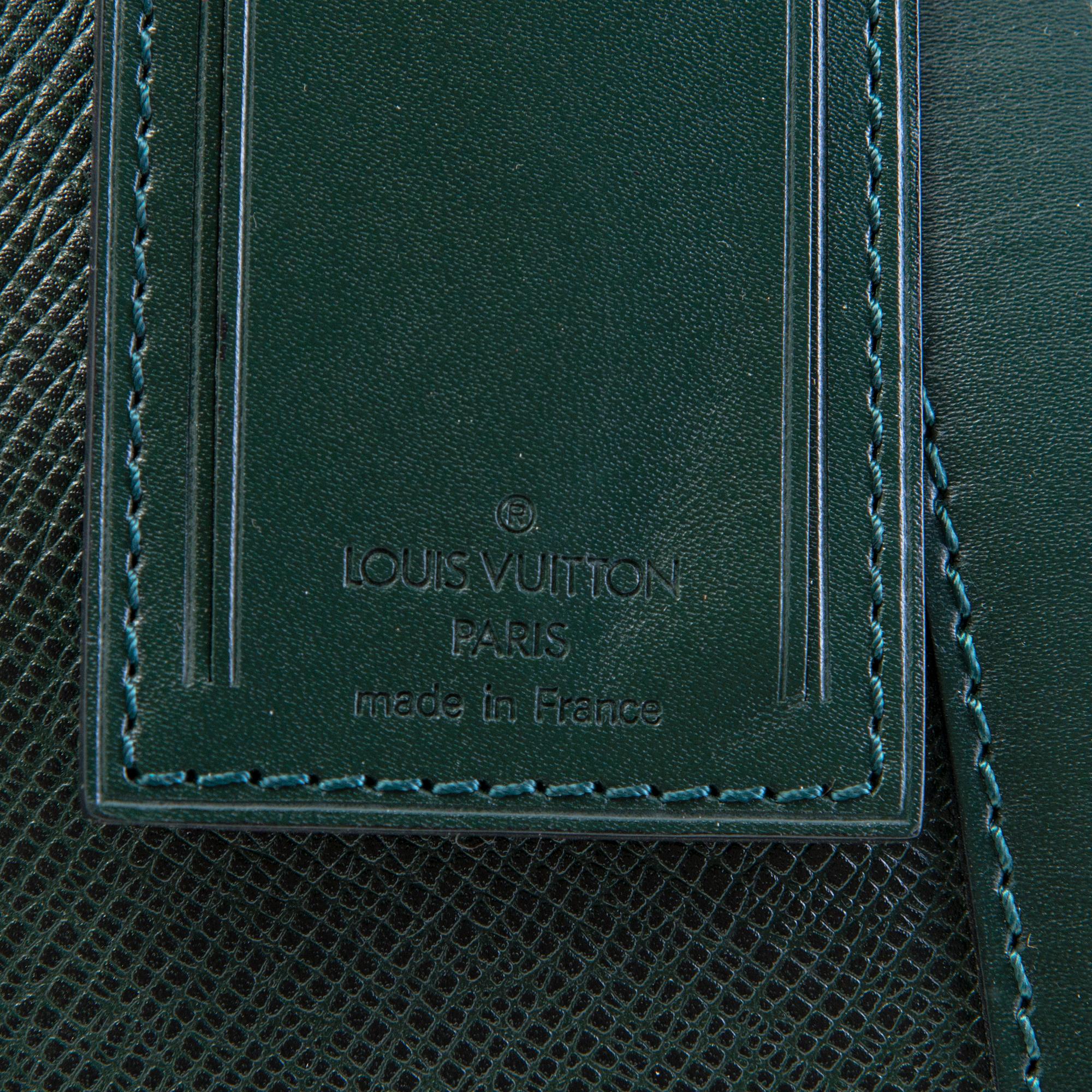 LOUIS VUITTON Green Taïga Kendall GM Travel bag.
