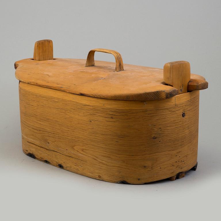 A 18/19th century wooden box and bowl.