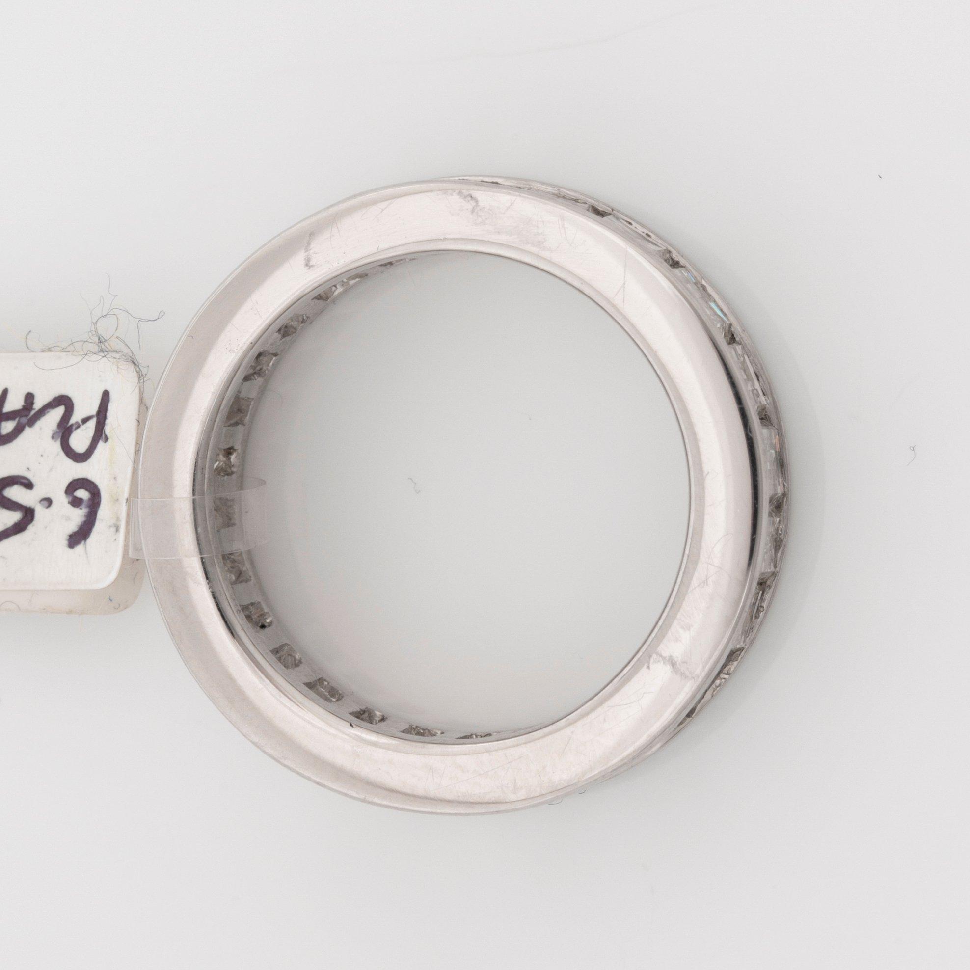 RING med baguetteslipade diamanter totalt 6.56 ct.