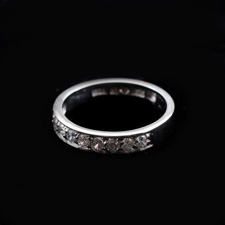 RING, alliansring, 18k vitguld med briljantslipade diamanter tot ca0,40ct. Vikt 3,8g.