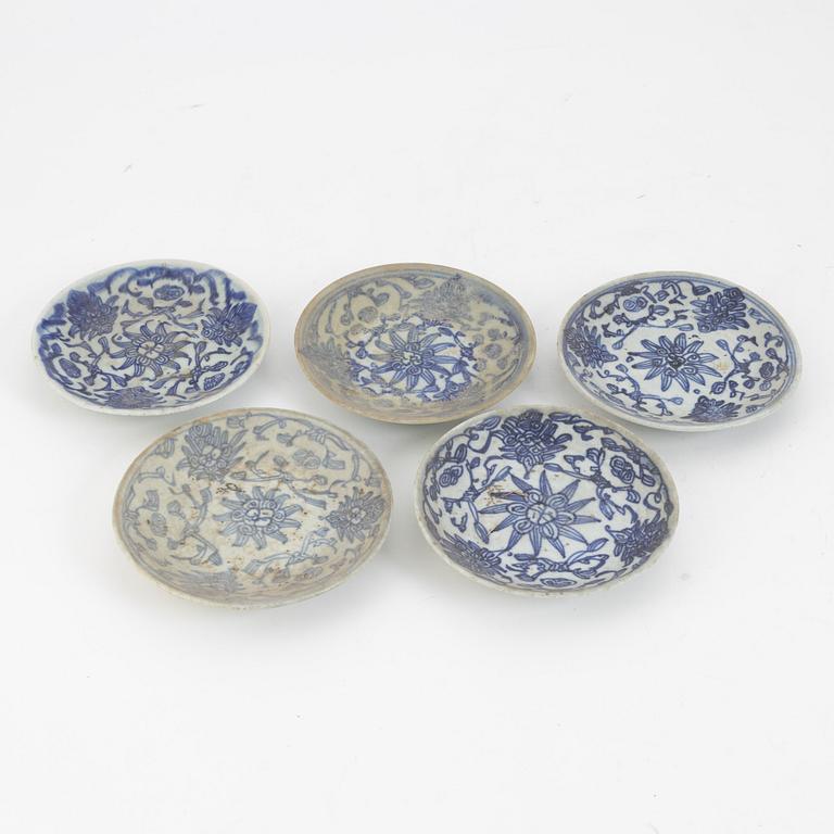 A set of 12 similar Chinese blue and white porcelain small dishes, late Qing dynasty, second half of the 19th Century.