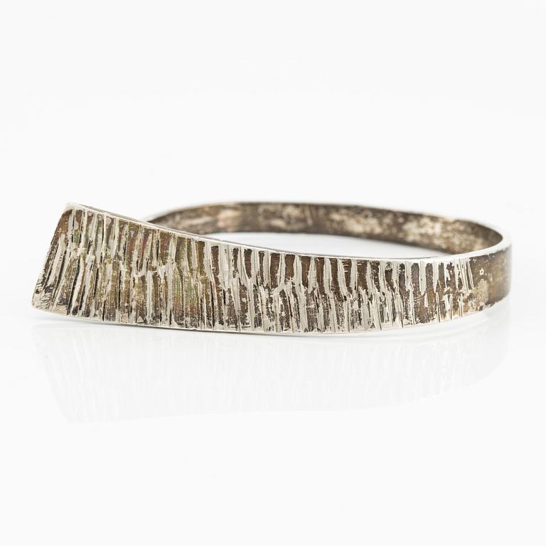 Rey Urban,  silver bangle.