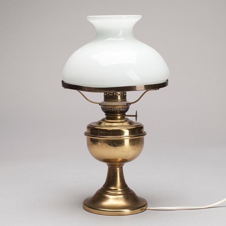 BORDSLAMPA, mässing och glas, märkt Kosmos Brenner, omkring 1900.