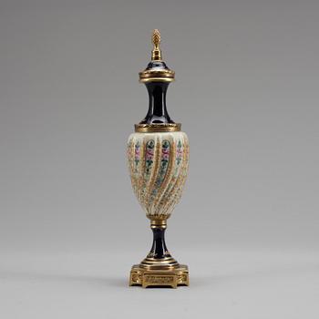 LOCKURNA, porslin, Frankrike, 1900-tal.