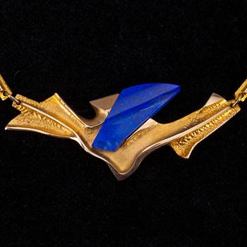 HALSSMYCKE, guld 14K, lapis lazuli, "Hathor", Björn Weckström, Lapponia 1995. Tot. vikt 11,3 g.