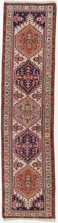 A runner carpet, Sarab, approx. 302 x 76 cm.