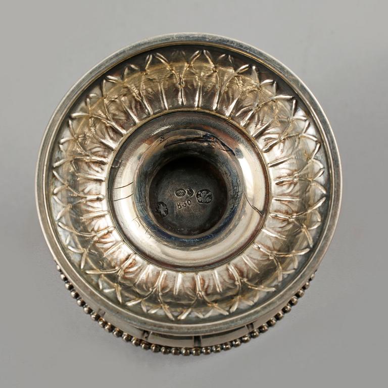 STRÖARE, ett par, silver och glas, svenska imporstämplar, gustaviansk stil, 1900-talets första hälft.