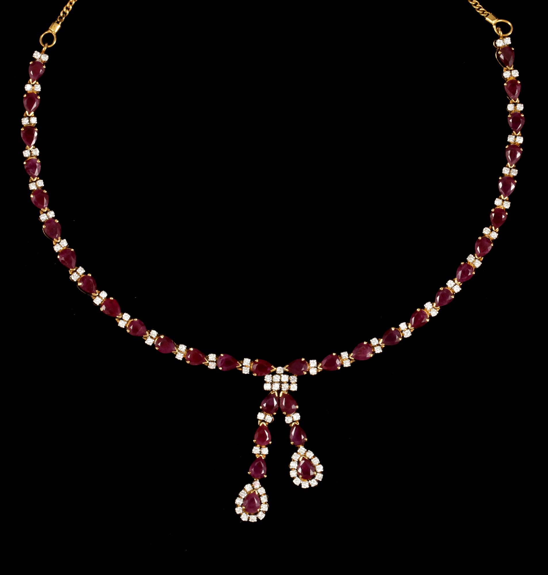 COLLIER, 18k guld med rubiner tot ca15ct och briljanter tot ca1,40ct. Vikt 24,5g.