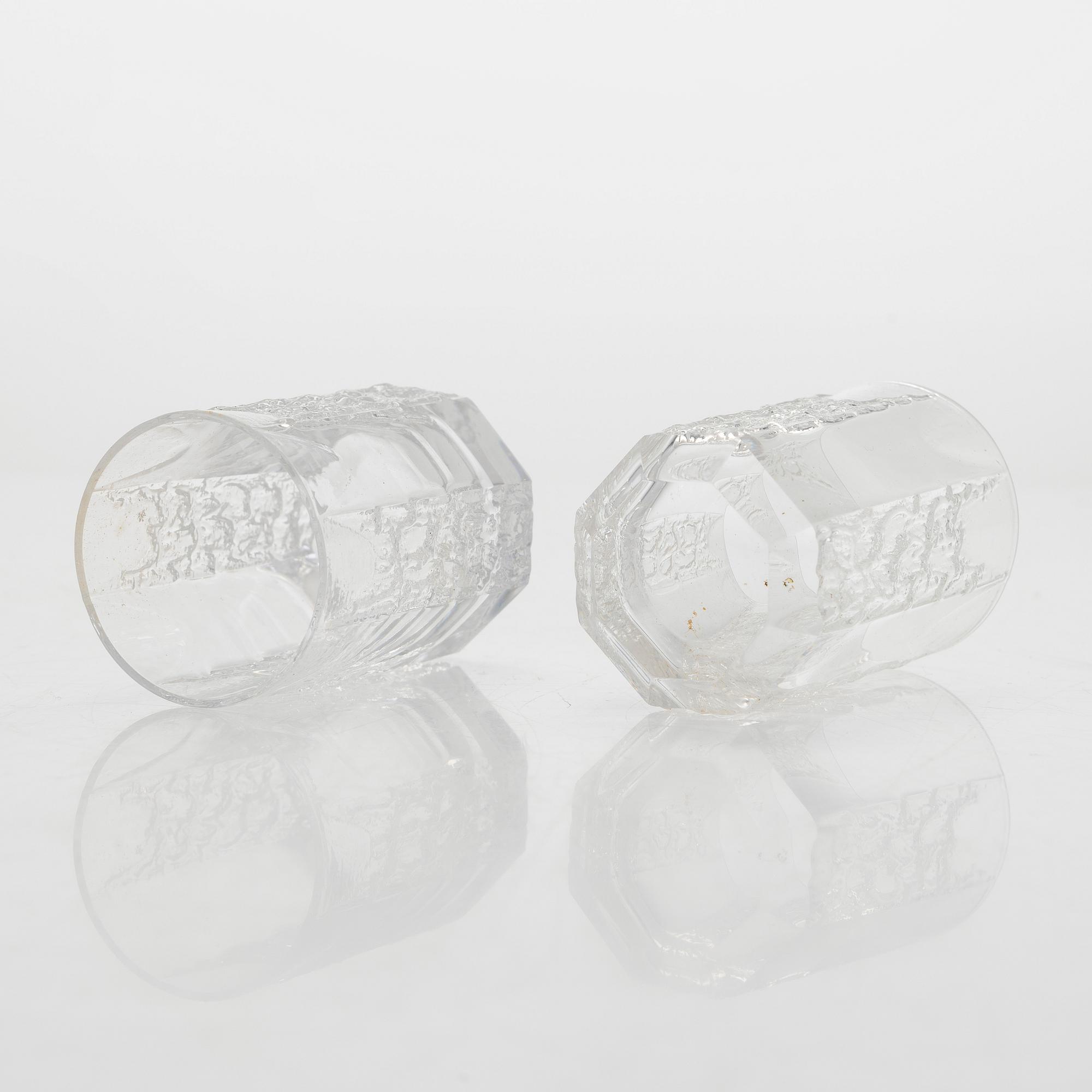 Timo Sarpaneva, prototyyppejä, pulloja 4 kpl ja snapsilaseja, 6 kpl valmistettu Karhulan/Iittalan lasitehtaalla 1976.