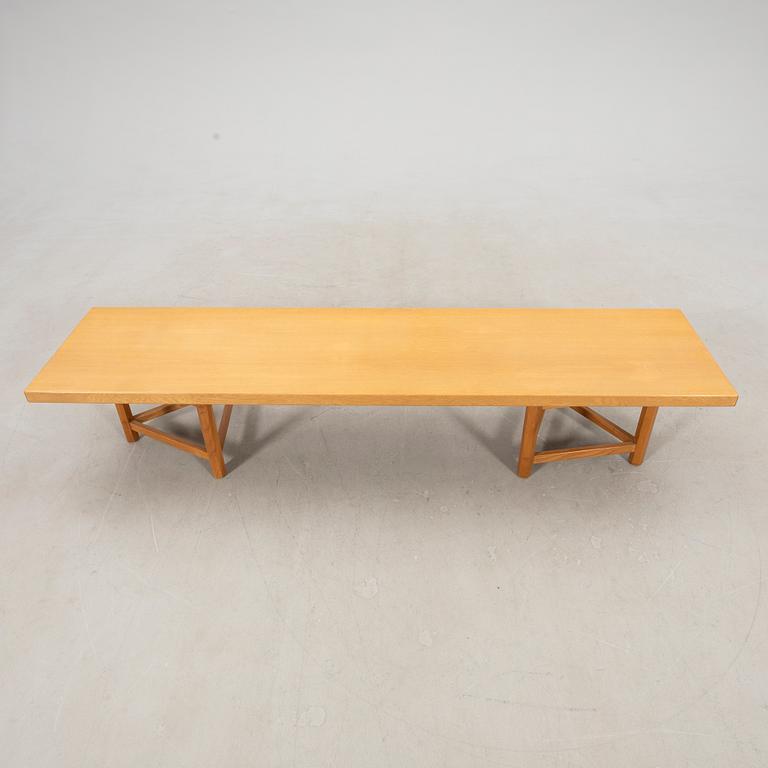 Carl Gustaf Hiort af Ornäs TV-bänk, HMN Huonekalu Mikko Nupponen, Lahtis, 1900-talets mitt.