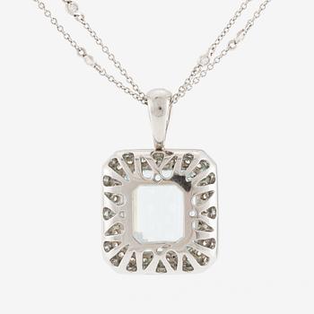Hänge med kedja 18K vitguld med en trappslipad akvamarin och runda briljantslipade diamanter.