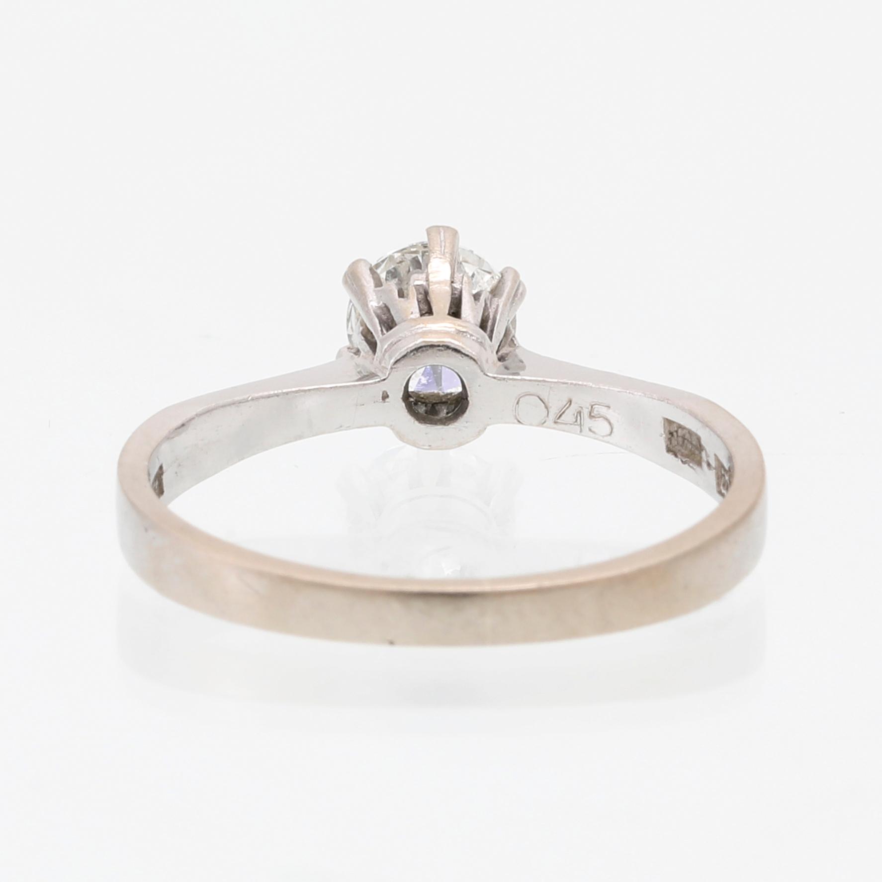 Ring solitär 18K vitguld med en rund briljantslipad diamant.