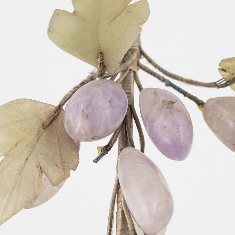 A set of eight decorative grapes in the material nephrite, quarts, amethyst.