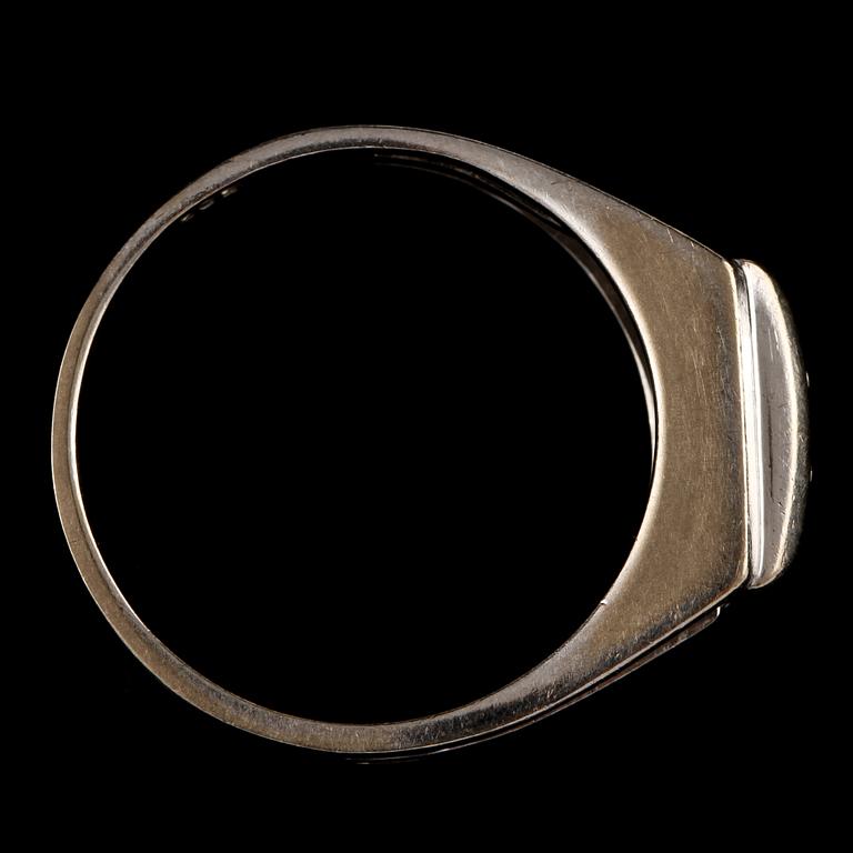 RING, 14k vitguld med 3 åttkantslipade diamanter tot 0.04 ct, omkring 1900-talets mitt. Vikt 4 g.