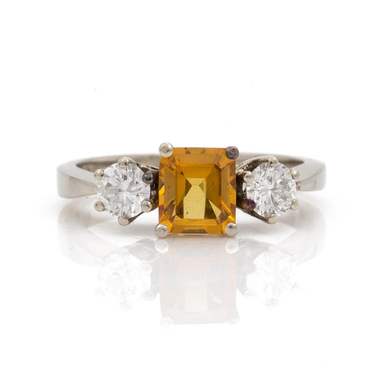 A circa 1.00 ct yellow sapphire and brilliant cut diamond ring. Total carat weight of diamonds circa 0,50 ct.