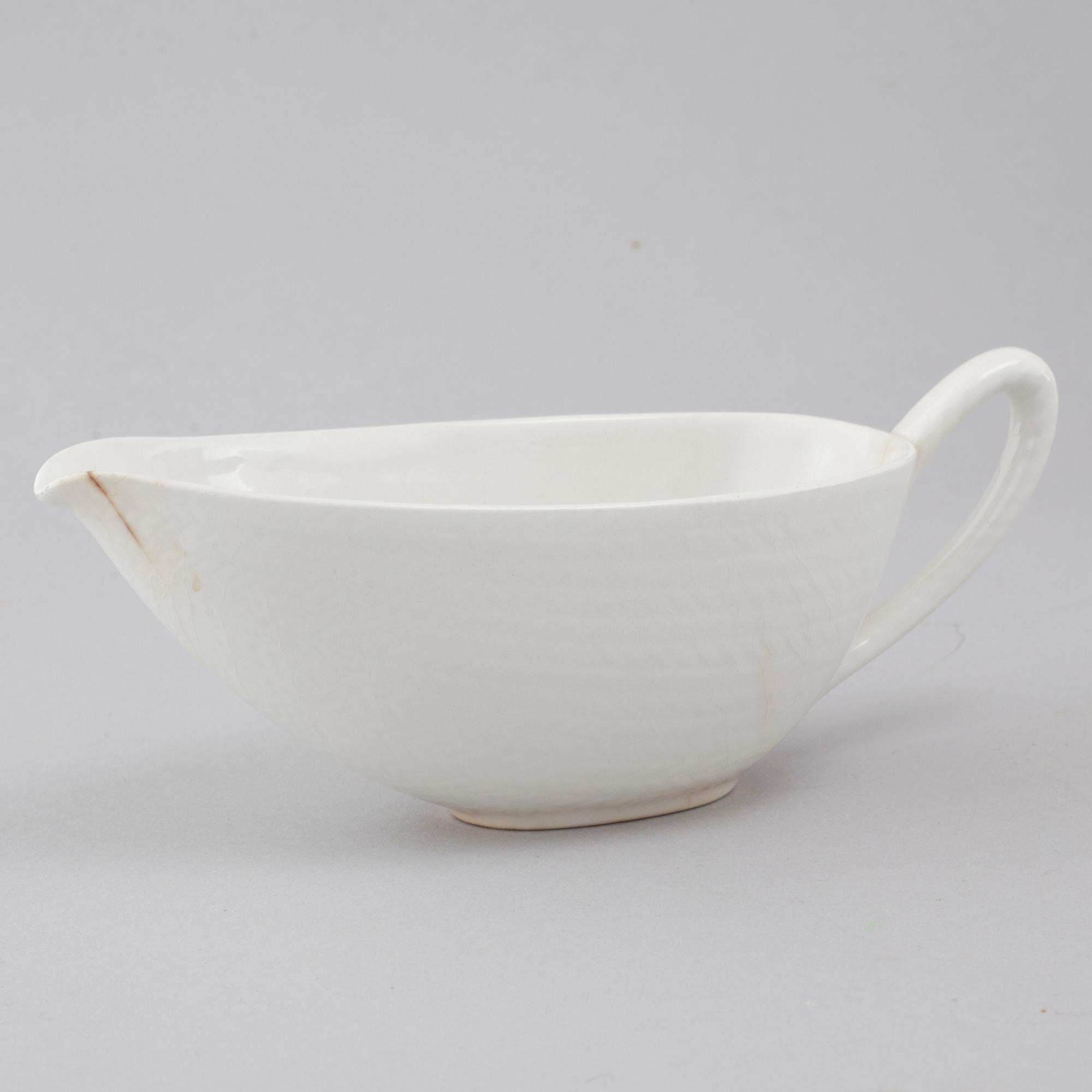 34 pieces of porcelain tableware by Hertha Bengtson for Rörstrand, model "Blå eld", second half of the 20th century.