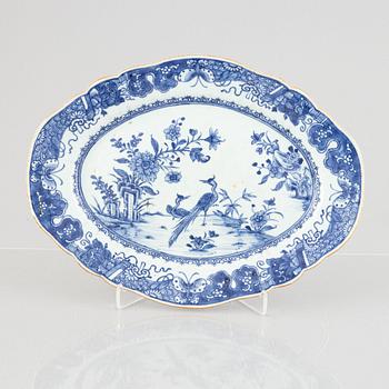 A blue and white export porcelain serving dish and sauce bowl, China, Qianlong, (1736-95).
