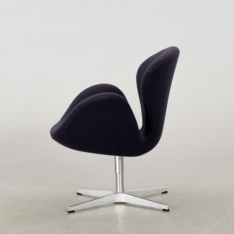 AN ARNE JACOBSEN "THE SWAN" ARMCHAIR, Fritz Hansen 2017.