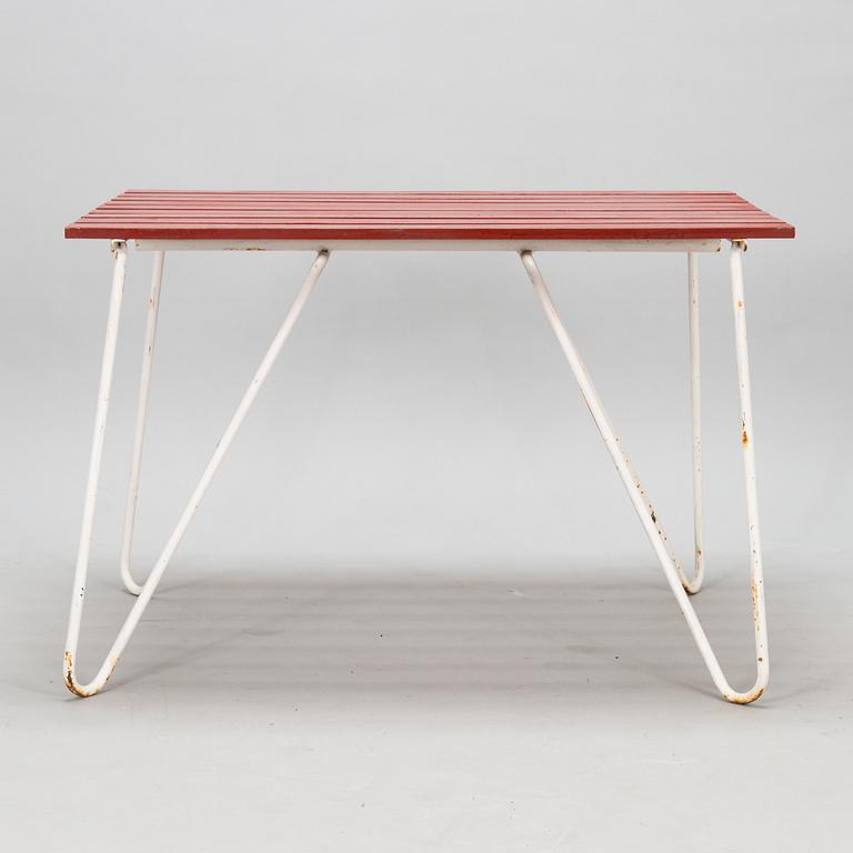 A 1950s garden table for Aug. Louhen Rautasänkytehdas ja Valimo Oy.