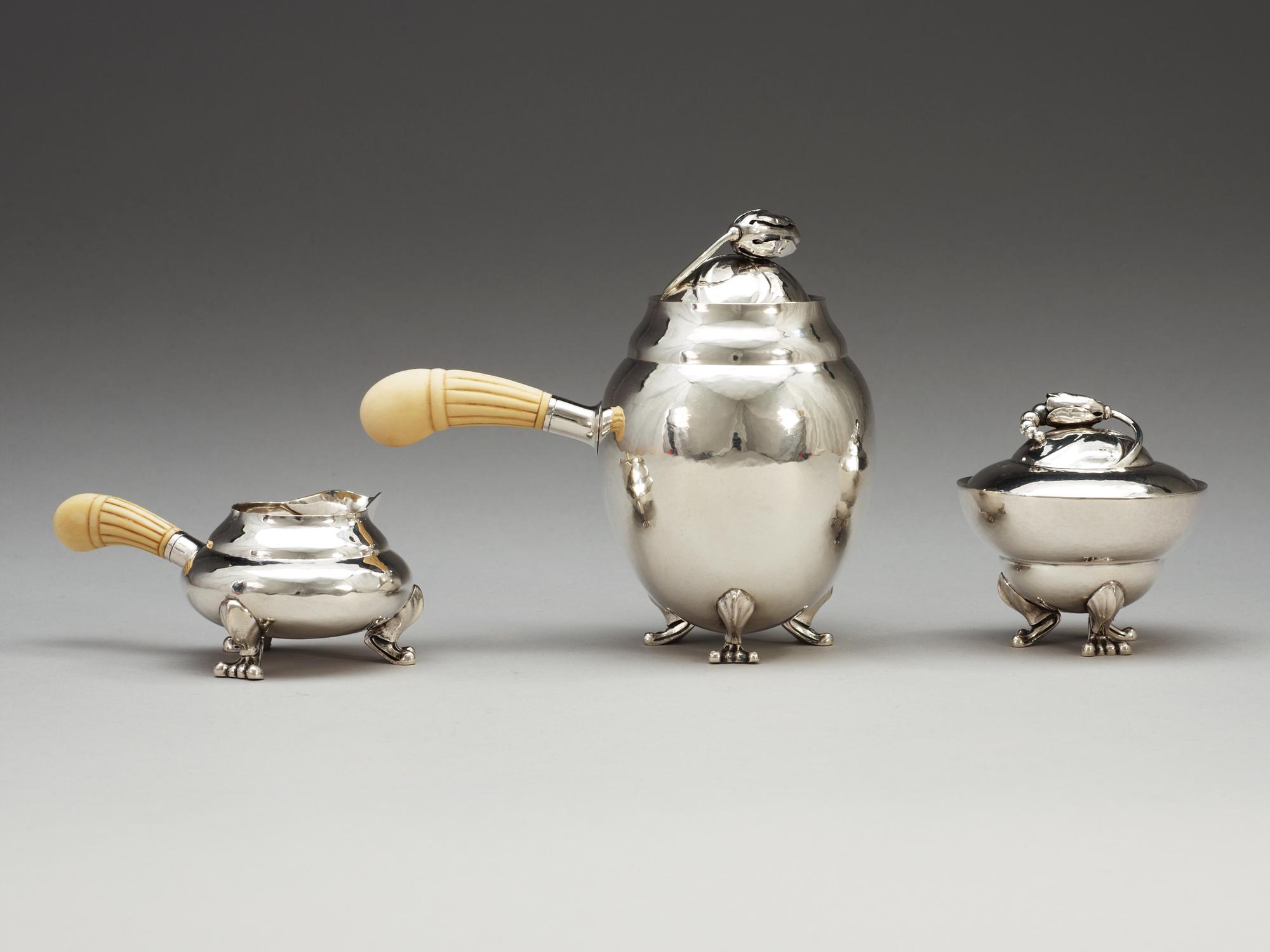 GEORG JENSEN, moccaservis tre delar "Magnolia/Blossom", Köpenhamn 1918-20,