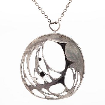 Karl Laine, hängen, "Spider web", 2 st, silver, Åbo 1970-tal.
