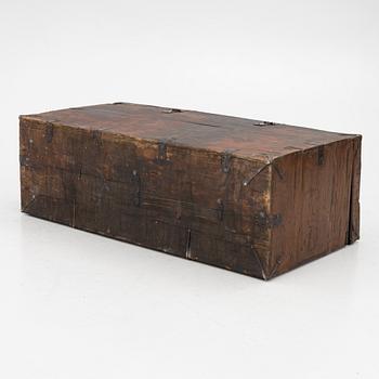 A Chinese chest, 20th century.