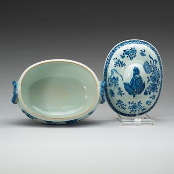 TERRIN, med LOCK och FAT, kompaniporslin. Qing dynastin, Qianlong (1736-95).