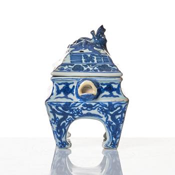 Rökelsekar med lock, porslin. Mingdynastin, Wanlis märke och period (1573-1620).