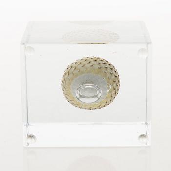 OIVA TOIKKA, An annual glass cube, signed Oiva Toikka Nuutajärvi 2009 and numbered 438/2000.