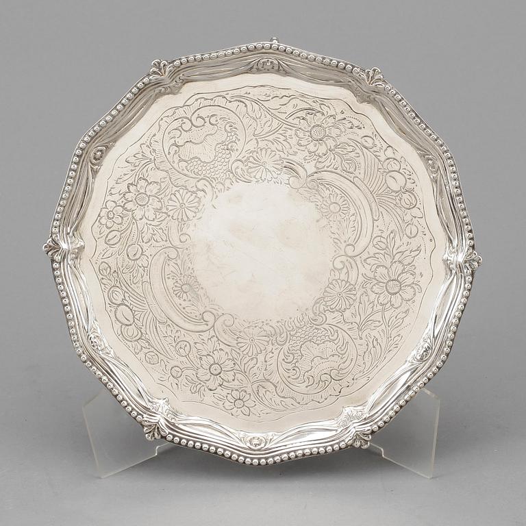 SALVER, silver, John Crouch I & Thomas Hannam, London 1774. Vikt ca 340 gram.