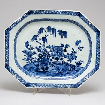 A blue and white serving dish, Qing dynasty, Qianlong (1736-95).