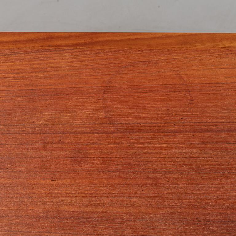 A 1950/60's dining table from Slagelse Møbelvaerk A/S with two additional leaves.