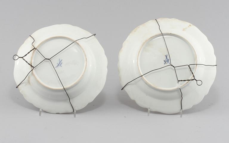 TALLRIKAR, 2 st, porslin, Meissen, möjligen 1700-tal.