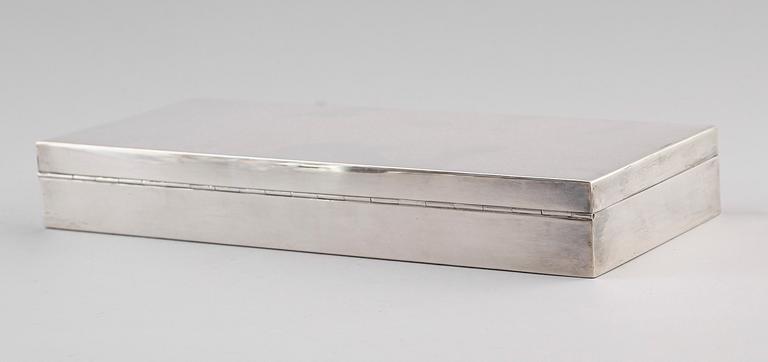 CIGARETTSKRIN, silver, 1900-talets första hälft. Vikt med inredning ca 579 g.