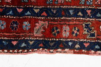 A runner carpet, 435 x 108 cm.