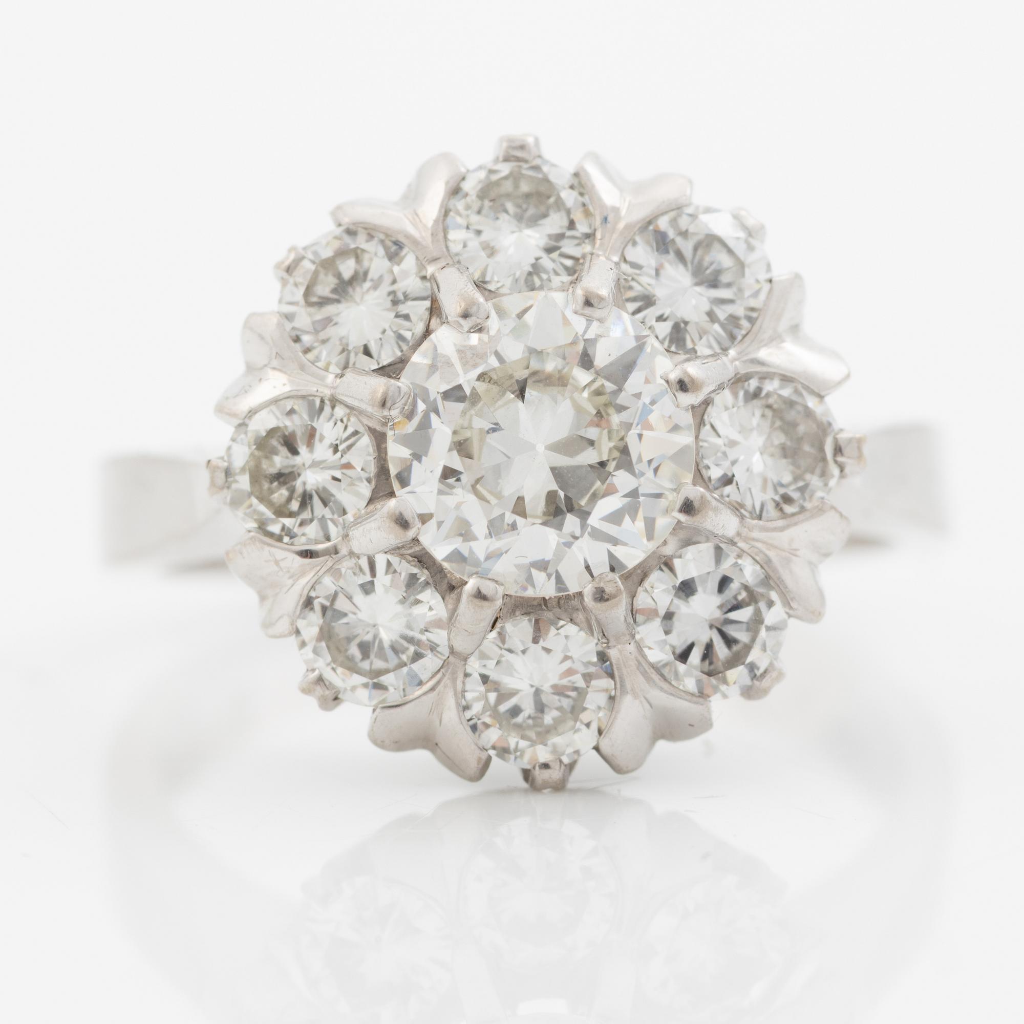 Ring 18K white gold set with round brilliant-cut diamonds.